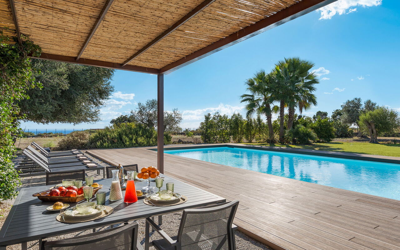 Muna Retreat: Buitenkanten, Buitenshuis, zwembad