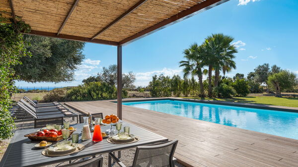 Muna Retreat: Buitenkanten, Buitenshuis, zwembad