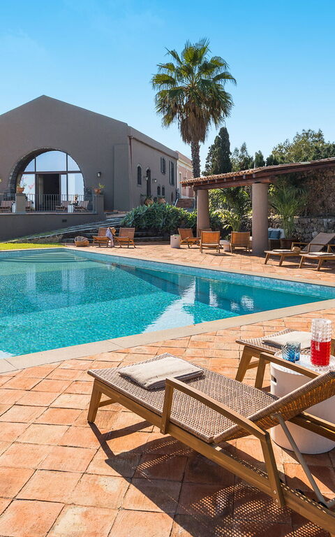 Villa Continella: Buitenkanten, Buitenshuis