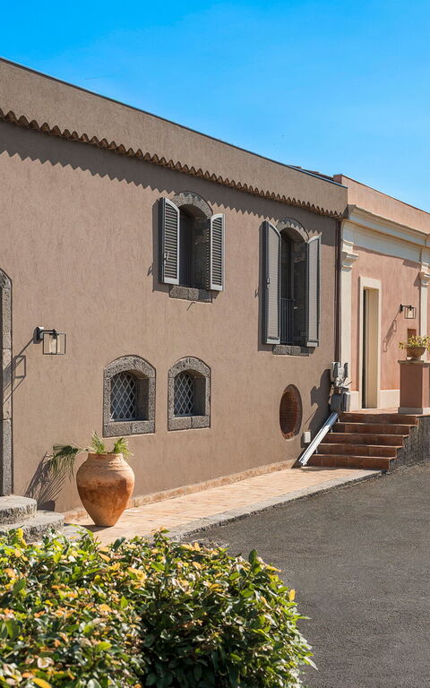 Villa Continella: Buitenkanten, Buitenshuis