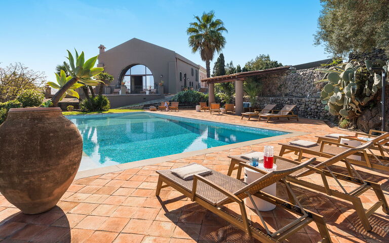 Villa Continella: Buitenkanten, Buitenshuis