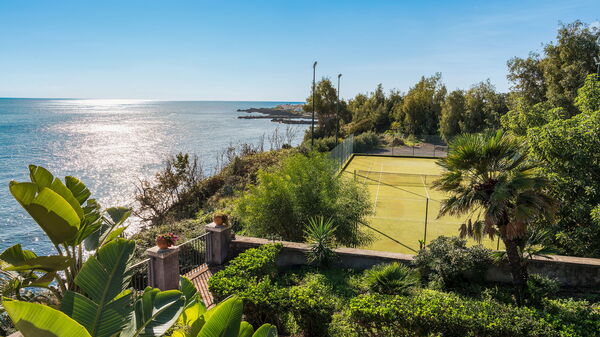 Villa Continella: Buitenkanten, Buitenshuis, Keer bekeken