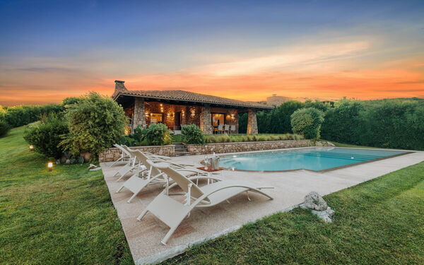 Villa Marinella: Buitenkanten, zwembad