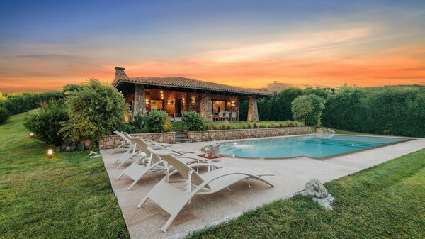 Villa Marinella: Buitenkanten, zwembad