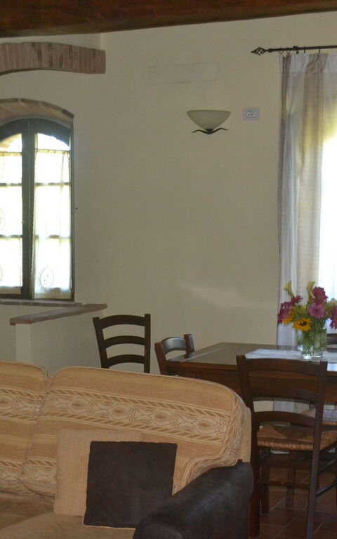 Podere Peteglia: Keuken, Lunchroom, Woonkamer