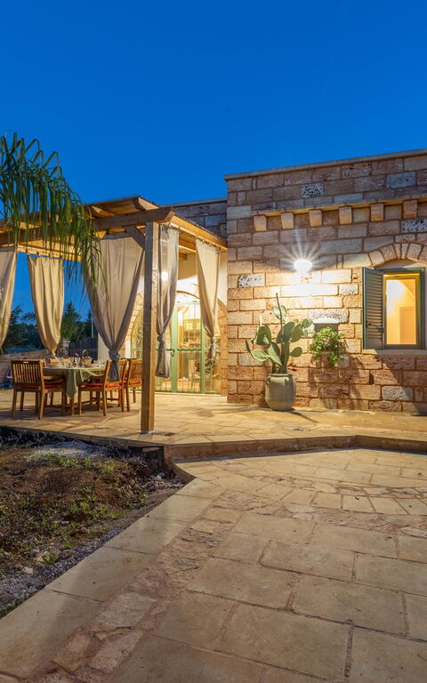 Villa Renedda: Buitenkanten, Buitenshuis