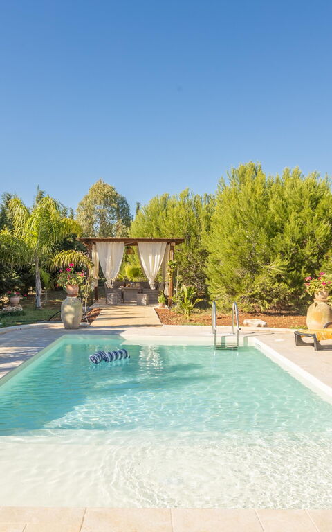 Villa Renedda: Buitenkanten, Buitenshuis, zwembad