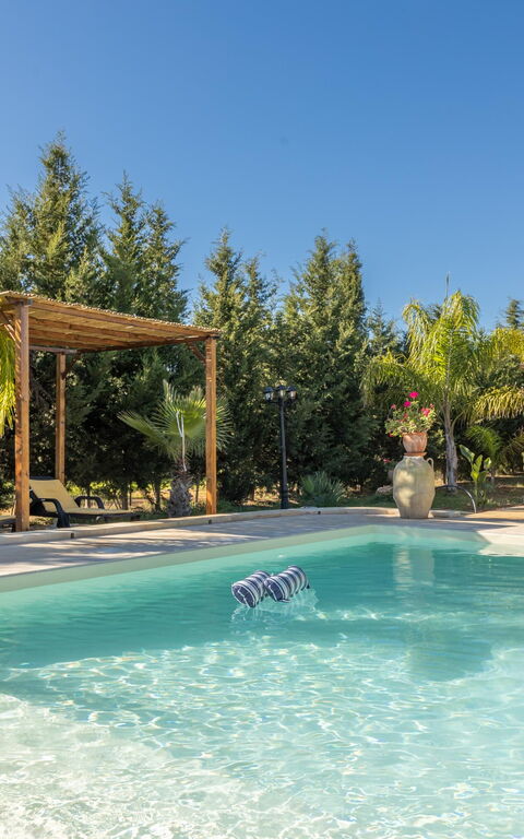 Villa Renedda: Buitenkanten, Buitenshuis, zwembad