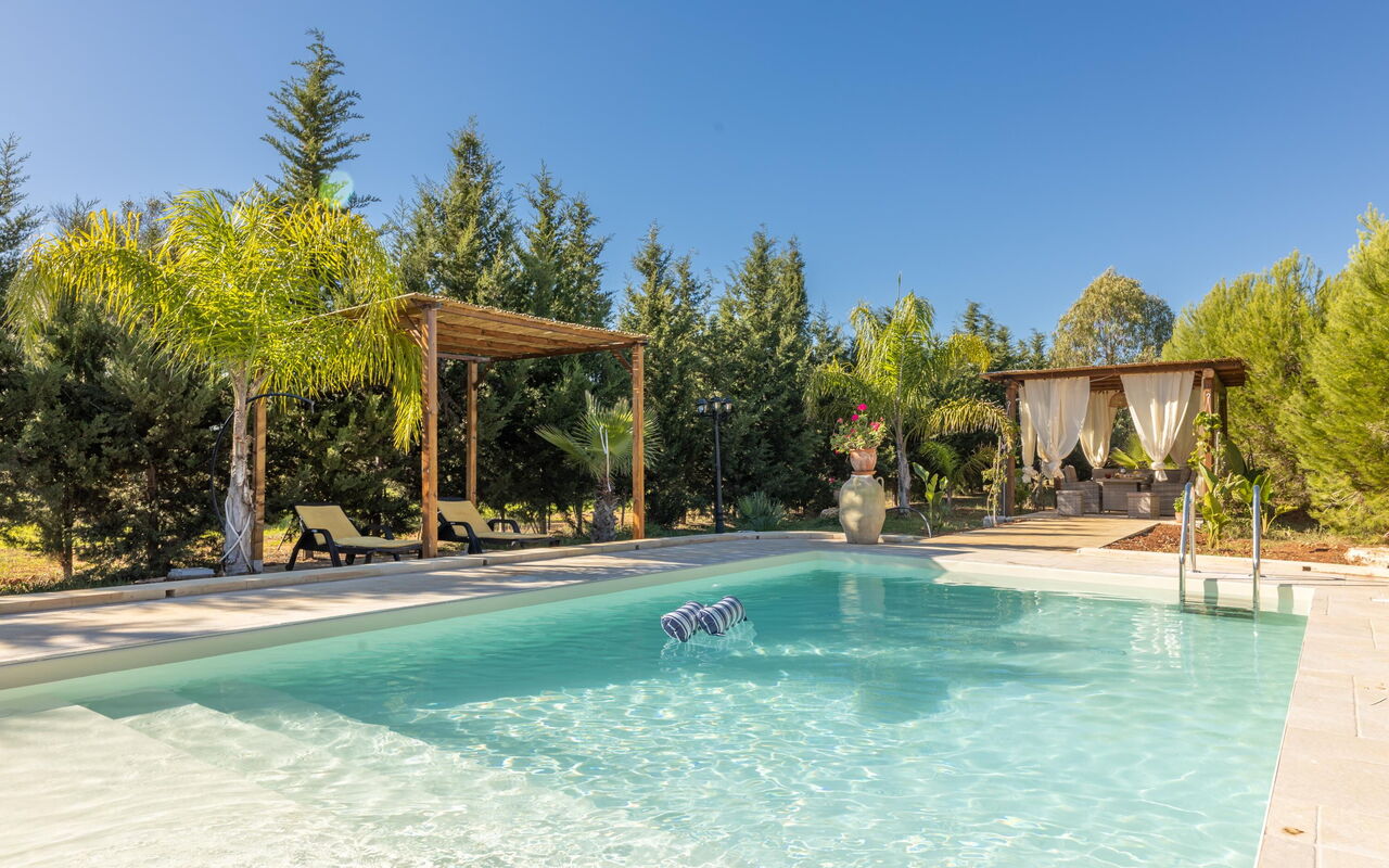 Villa Renedda: Buitenkanten, Buitenshuis, zwembad