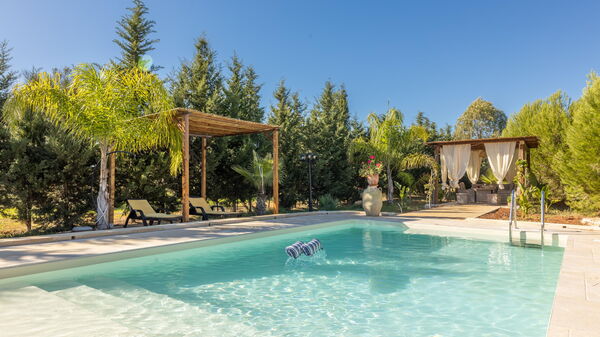 Villa Renedda: Buitenkanten, Buitenshuis, zwembad