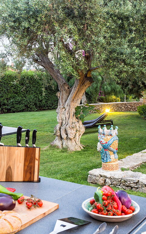 Villa Profumo D'Oriente: Buitenkanten, Buitenshuis, Tuin