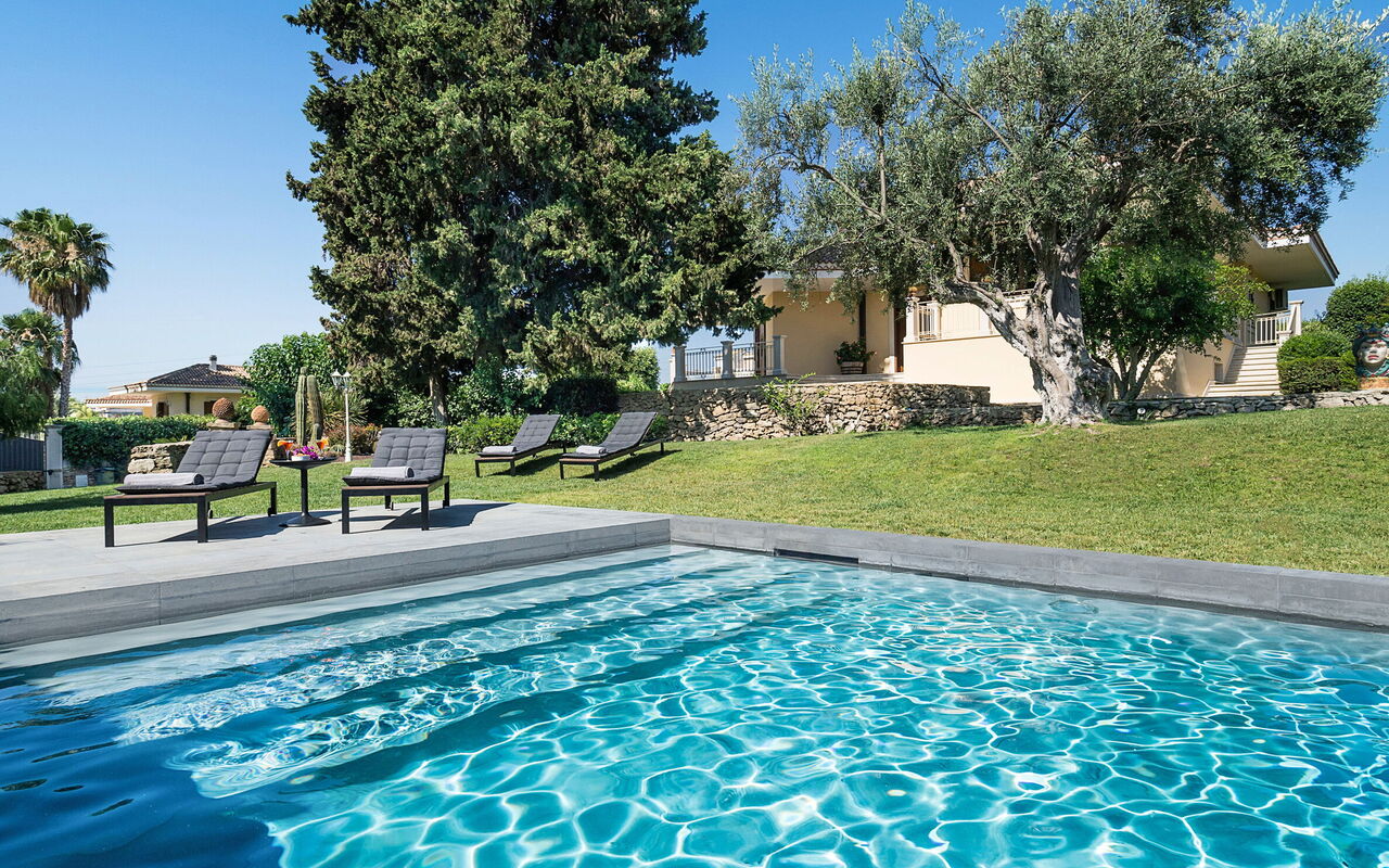 Villa Profumo D'Oriente: Buitenkanten, Buitenshuis, Tuin, zwembad