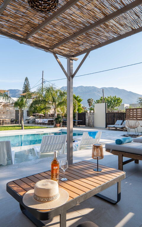 Villa Olympia: Balkon / terras / patio, Buitenkanten, Buitenshuis, zwembad