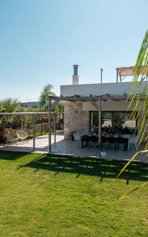 Villa Olympia: Buitenkanten, Buitenshuis