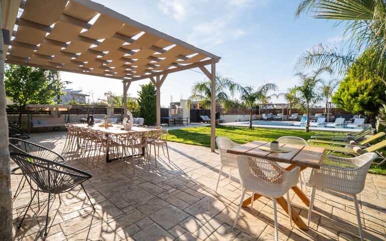 Villa Olympia: Balkon / terras / patio, Buitenkanten, Buitenshuis, Tuin