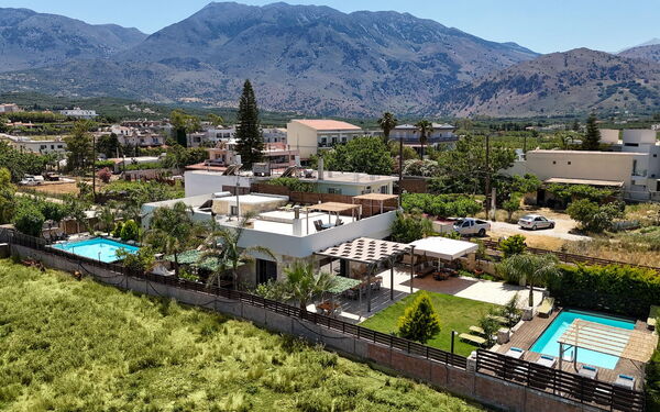 Villa Olympia: Keer bekeken, zwembad