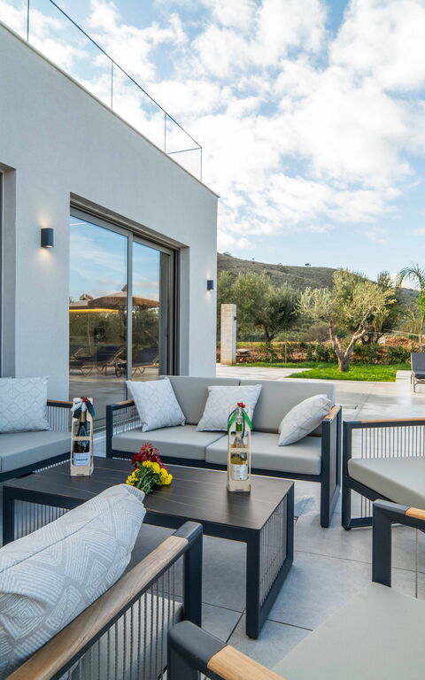 Villa Vasilissa: Buitenkanten, Buitenshuis