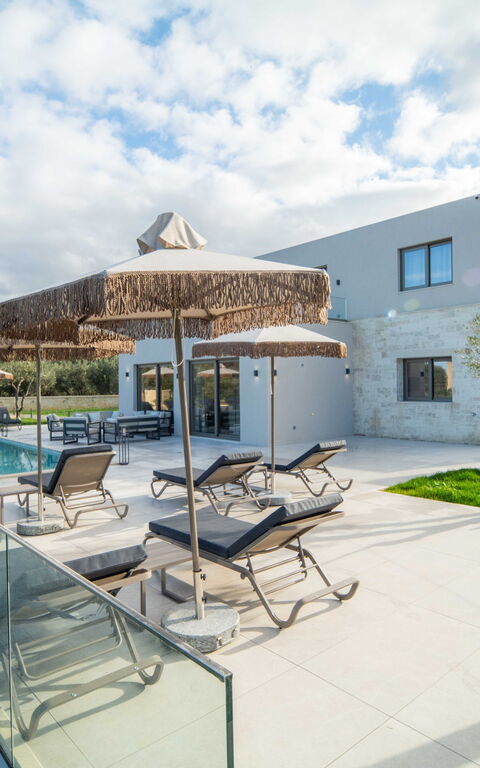 Villa Vasilissa: Buitenkanten, Buitenshuis