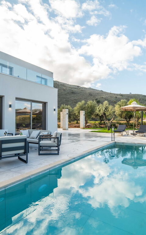 Villa Vasilissa: Buitenkanten, Buitenshuis, zwembad