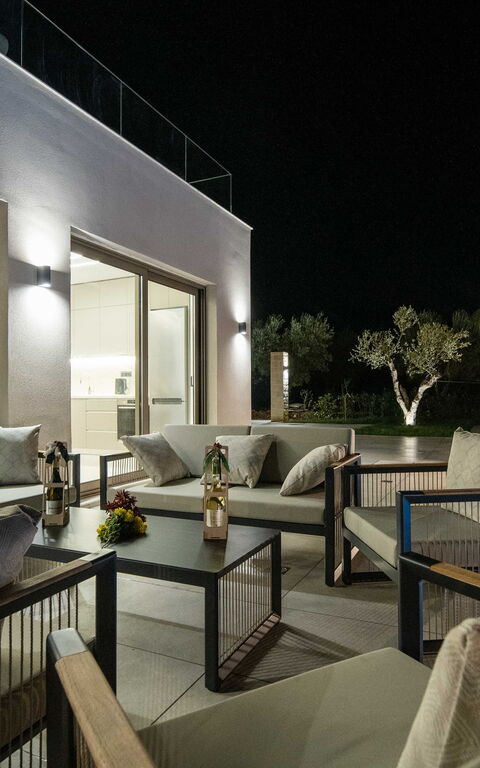 Villa Vasilissa: Buitenkanten, Buitenshuis, zwembad