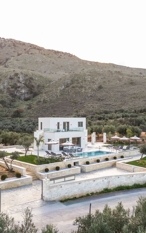 Villa Vasilissa: Buitenkanten, Buitenshuis