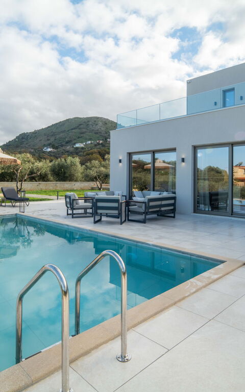 Villa Vasilissa: Buitenkanten, Buitenshuis, zwembad