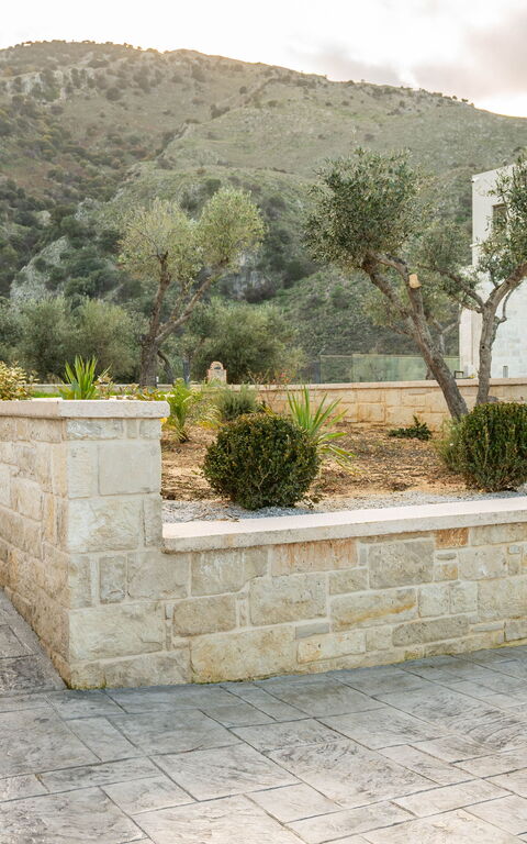 Villa Vasilissa: Buitenkanten, Buitenshuis