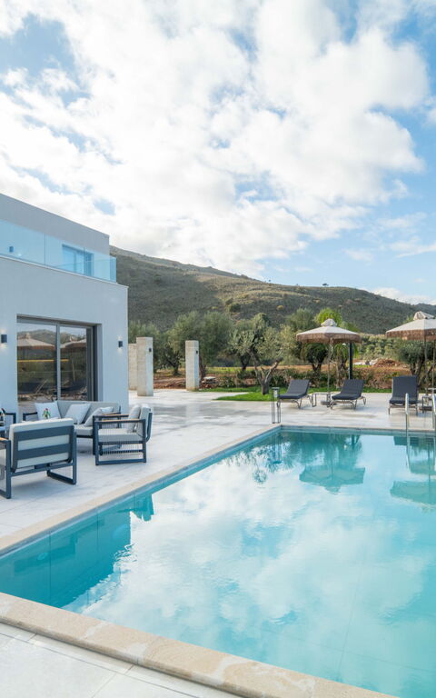 Villa Vasilissa: Buitenkanten, Buitenshuis, zwembad