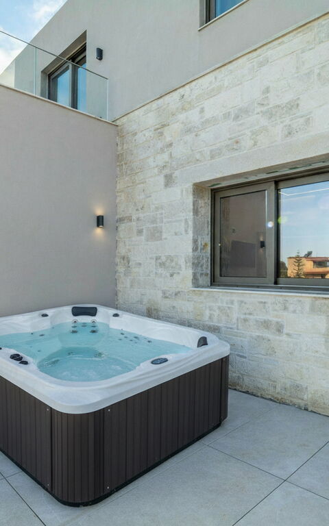 Villa Vasilissa: Buitenkanten, Buitenshuis