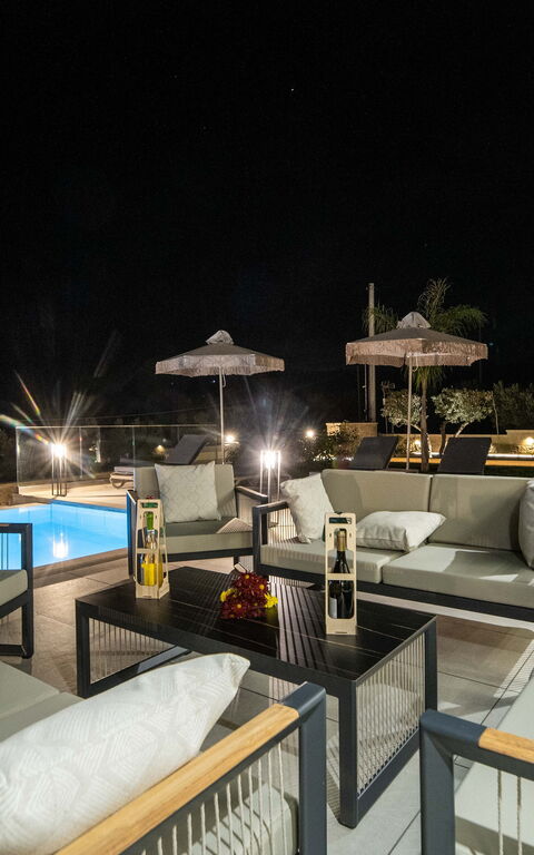 Villa Vasilissa: Buitenkanten, Buitenshuis, zwembad