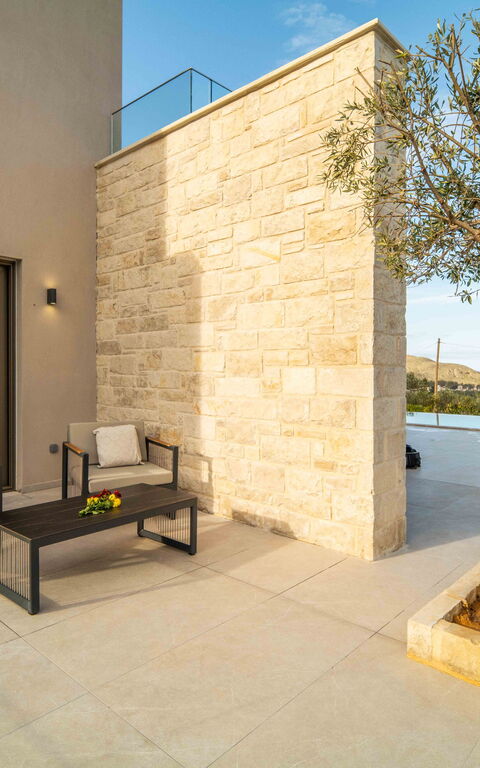 Villa Vasilissa: Buitenkanten, Buitenshuis