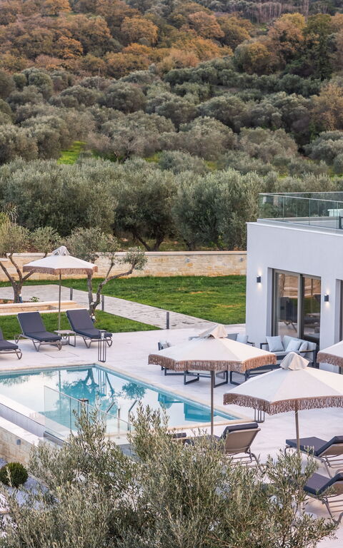 Villa Vasilissa: Buitenkanten, Buitenshuis, zwembad