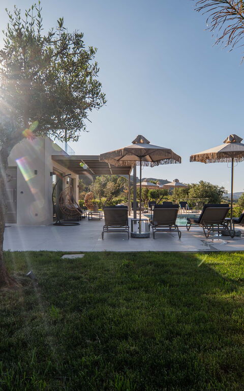 Villa Vasilissa: Buitenkanten, Buitenshuis, Tuin