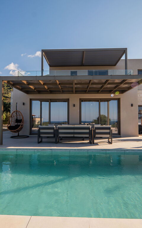 Villa Vasilissa: Buitenkanten, Buitenshuis, zwembad