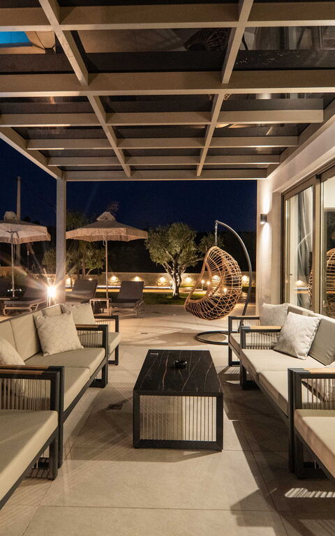 Villa Vasilissa: Buitenkanten, Buitenshuis, zwembad