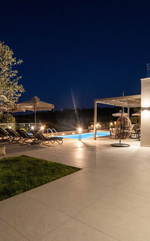 Villa Vasilissa: Buitenkanten, Buitenshuis, Tuin