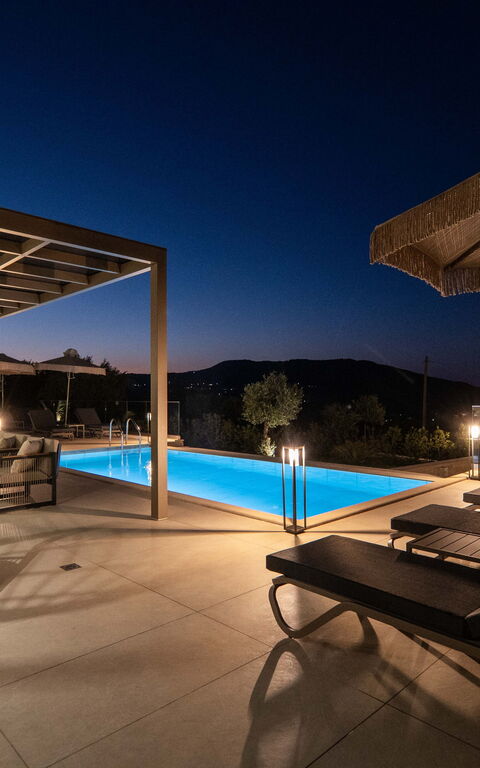 Villa Vasilissa: Buitenkanten, Buitenshuis, zwembad