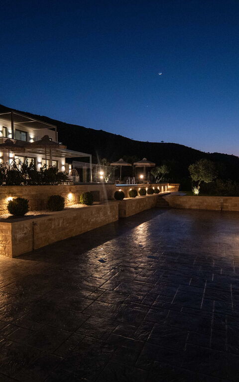 Villa Vasilissa: Buitenkanten, Buitenshuis