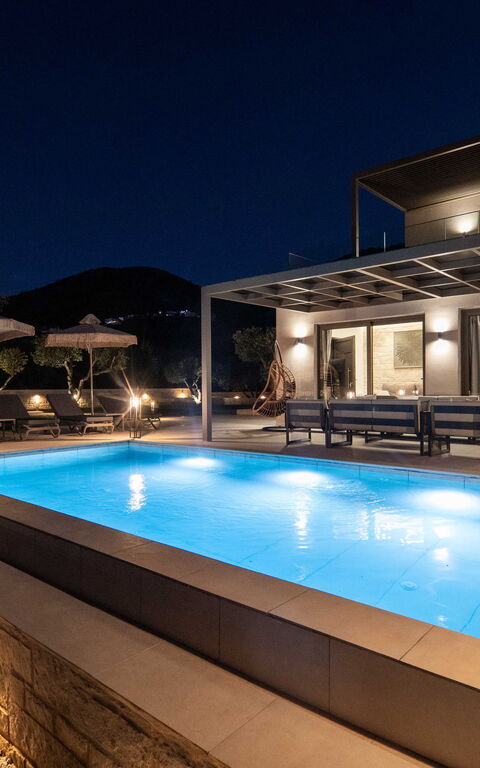 Villa Vasilissa: Buitenkanten, Buitenshuis, zwembad