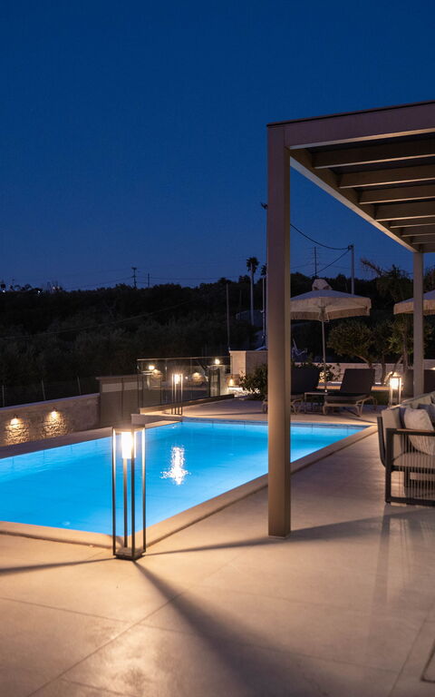 Villa Vasilissa: Buitenkanten, Buitenshuis, zwembad