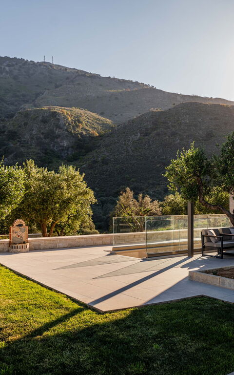 Villa Vasilissa: Buitenkanten, Buitenshuis, Tuin