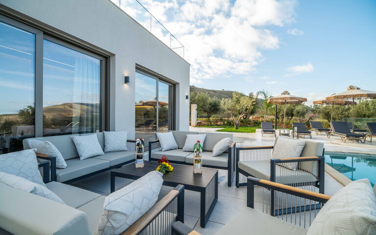 Villa Vasilissa: Buitenkanten, Buitenshuis