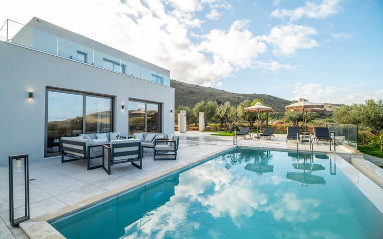 Villa Vasilissa: Buitenkanten, Buitenshuis, zwembad