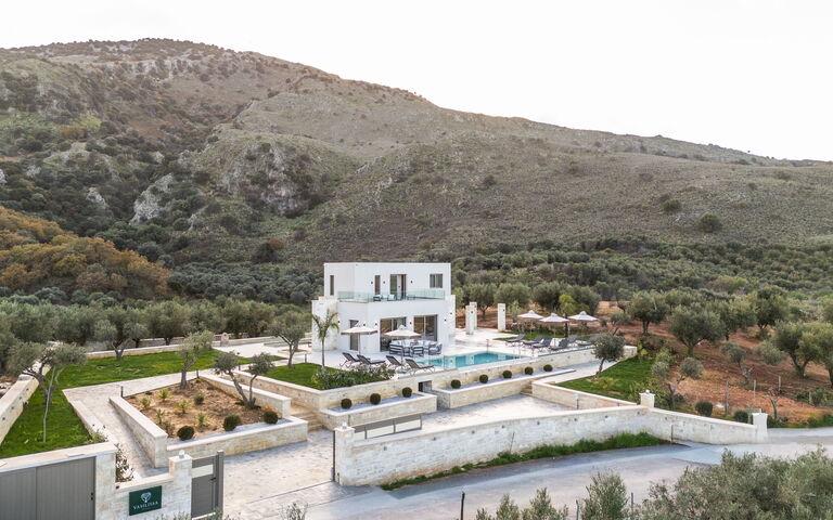 Villa Vasilissa: Buitenkanten, Buitenshuis