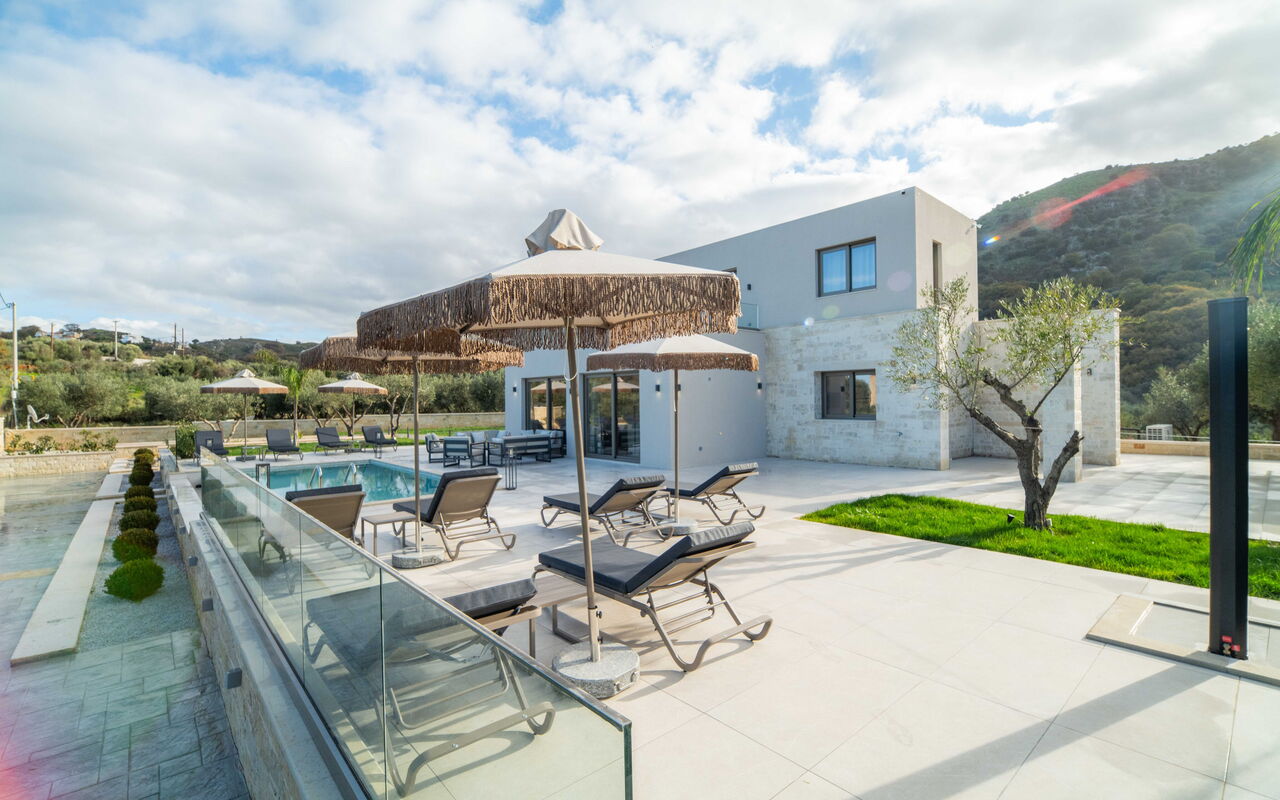 Villa Vasilissa: Buitenkanten, Buitenshuis