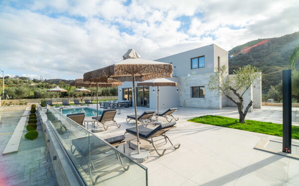 Villa Vasilissa: Buitenkanten, Buitenshuis