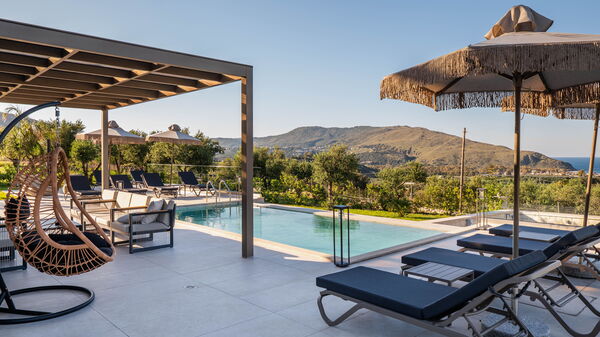 Villa Vasilissa: Buitenkanten, Buitenshuis, zwembad