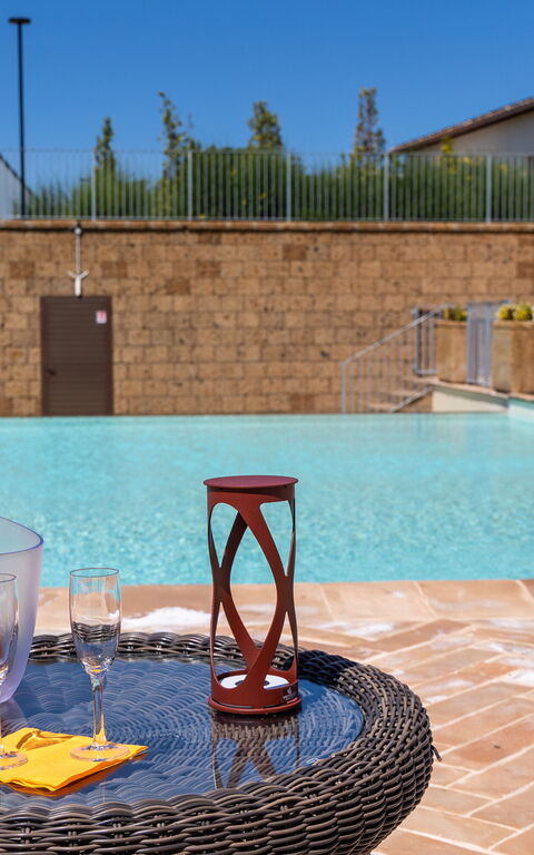 Tenuta Poggio Guiano: Buitenkanten, Buitenshuis, zwembad