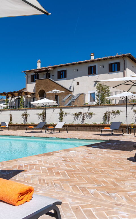 Tenuta Poggio Guiano: Buitenkanten, Buitenshuis, zwembad