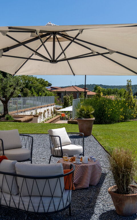 Tenuta Poggio Guiano: Buitenkanten, Buitenshuis, Tuin